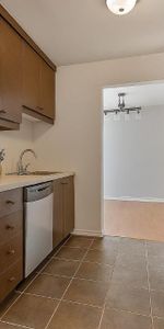 Grand 5 ½ rénové, lumineux, rangement, stationnement inclus - Photo 3