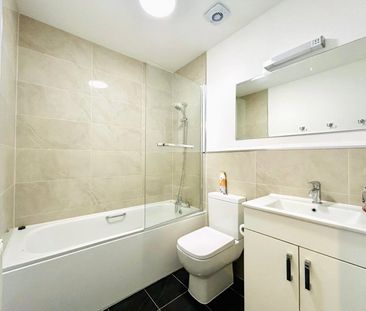 2 bedroom Flat in Kenavon Drive, Reading - Photo 2