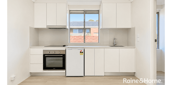 One Bedroom Apartment in Prime Maroubra Location - Photo 2