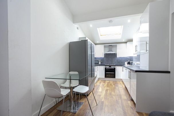 6 bedroom terraced house to rent - Photo 1