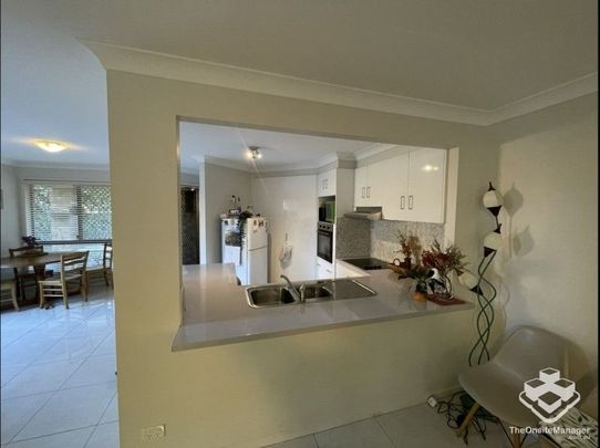 PET FRIENDLY, RENOVATED, Fully furnished townhouse with perfect blend of position, space, style and comfort - Photo 1