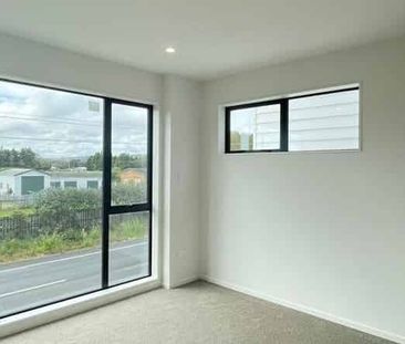 Modern 3 Bedroom + Loft with ensuite - Photo 4