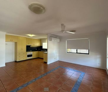 Spacious 2 Bedroom unit with a low maintenance yard! - Photo 1