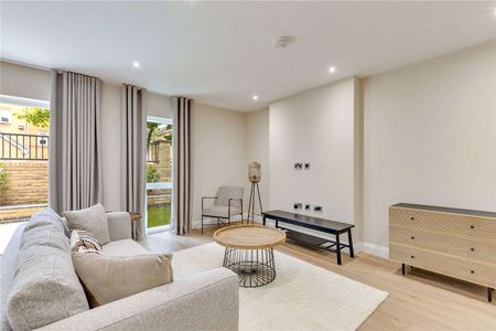 Impressive 3 bedroom garden apartment in small new build development with parking - Photo 4