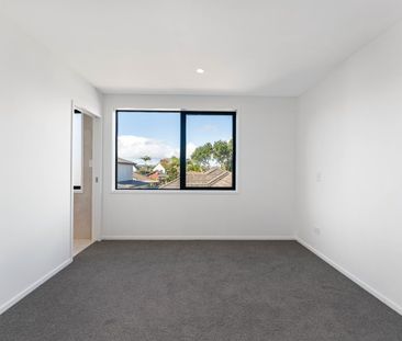 Brand New Townhouse Living in the Heart of Pakuranga - Photo 5