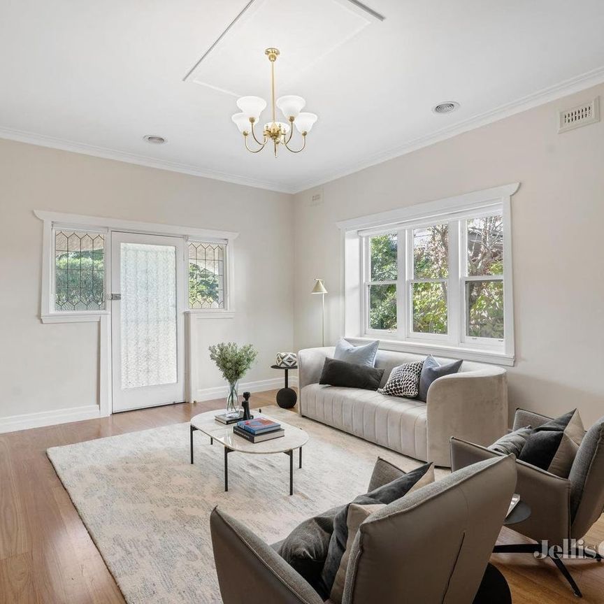 Fully renovated five bedroom in prestigious Urquhart Estate - Photo 1