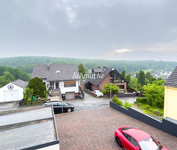 Ruhige helle Dachgeschosswohnung mit traumhaftem Fernblick, großem Balkon, Küche und Garage - Photo 2