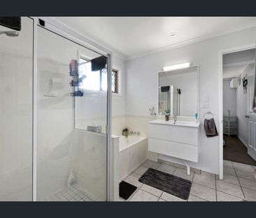 Immaculate Home, Mowing and Garden Maintenance included - Photo 6