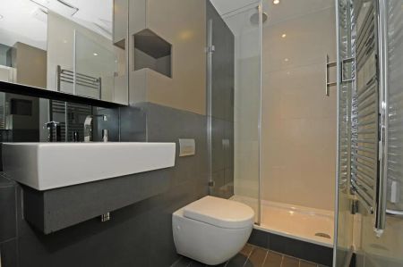 2 bedroom flat in Islington - Photo 3