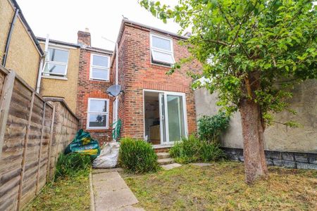 4 bedroom terraced house to rent - Photo 5