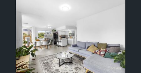 Spacious Two-Level Apartment – Stunning Water Views - Photo 2