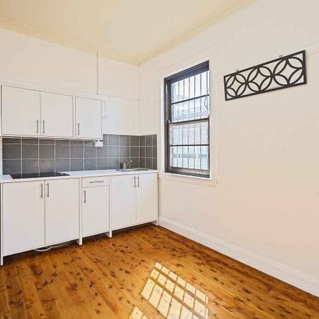 Large Two-Bedroom Apartment in the Heart of Crows Nest - Photo 4
