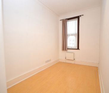 5 Bed Terraced House, Byron Avenue, E12 - Photo 4