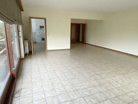Situation privilégiée au coeur de Bierges et vue imprenable sur les étangs pour cet incroyable appartement 2 chambres entièrement repeint ! Avec cave et box garage ! - Photo 3