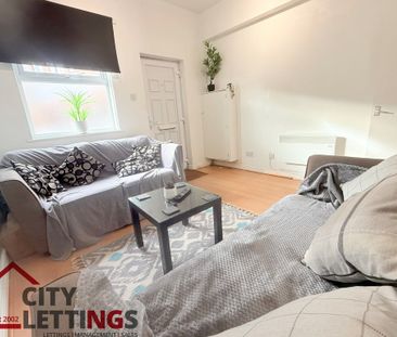 4 Bedroom Mid Terraced House - Photo 2