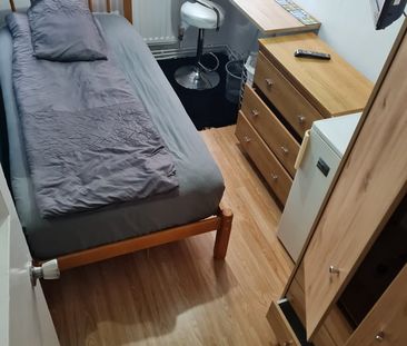 Room in a Shared Flat, Tildesley Road, SW15 - Photo 3
