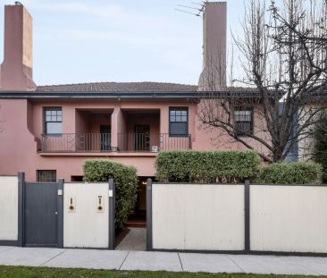 Gorgeous Family Living! - Photo 1