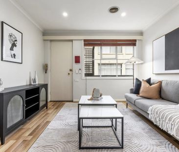 Light-Filled, Spacious Living in a Prime Elwood Location - Photo 4