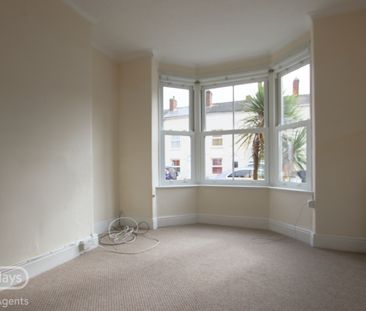 Mid terraced house - Photo 2