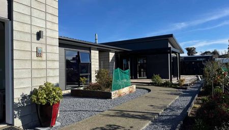 Executive family home in Mapua - Photo 2