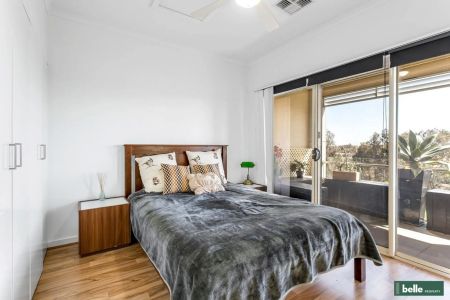 Delightful Three Storey Town house !!! - Photo 2