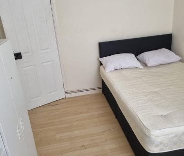 1 bedroom in a flat share to rent - Photo 4