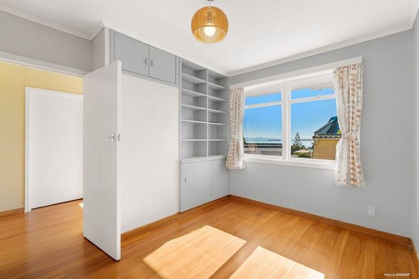Sunny 5-Bedroom Family Home in the Heart of Howick - Photo 1