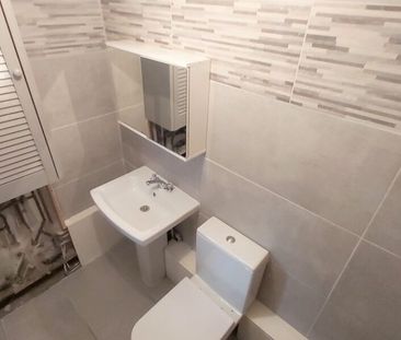 Room 4, Knowle Avenue, Burley, Leeds, LS4 2PQ - Photo 5