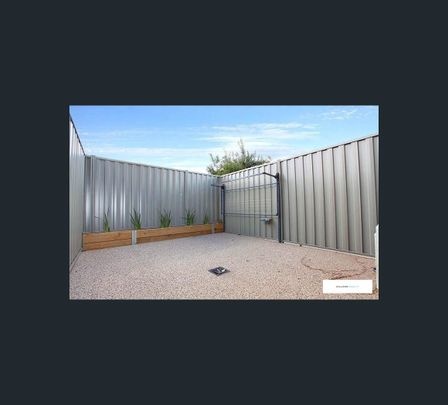 2/15 Middle Road, Maribyrnong, Vic 3032 - Photo 1