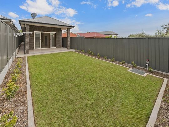 Stunning Modern Home&excl; Walking Distance to Schools&comma; Shops & Transport&excl; - Photo 1