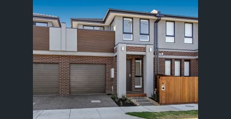 Contemporary 3-Bedroom Townhouse with Courtyard & Terrace in Prime Locale - Photo 4