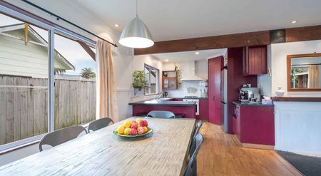 Private, Modern Family Oasis – 5 Min Walk to CBD - Photo 2