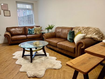 7 Bed Terraced House, Lawrence Road, L15 - Photo 2