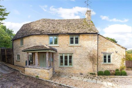 Handsome three bedroom cottage in the Village of Chedworth. - Photo 3