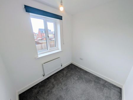 4 bedroom semi-detached house to rent - Photo 5