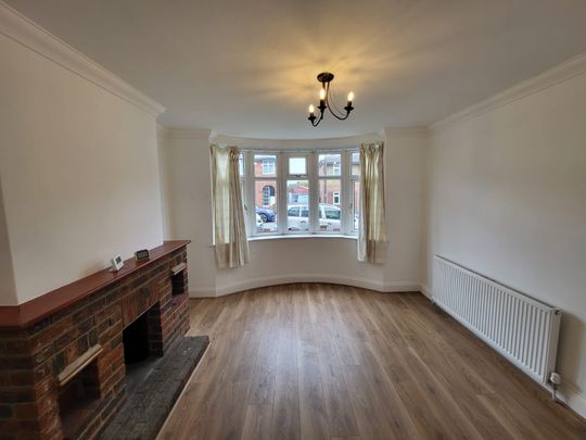 Large 3 Bed Property - Photo 1