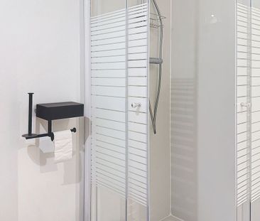 Gelijkvloerse gemeubelde studio met privé-kelder te huur! - Photo 6