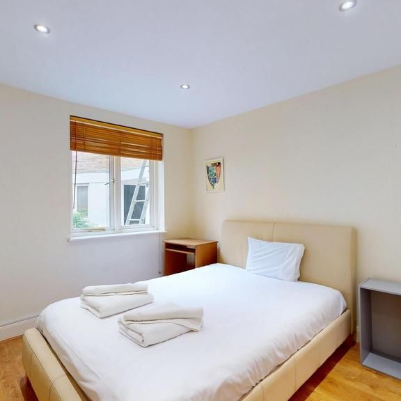 4 bedroom mews to rent - Photo 1
