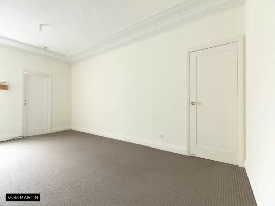 MGM MARTIN – FRESHLY PAINTED THREE BEDROOM APARTMENT - Photo 1