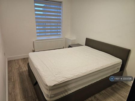 3 bedroom flat to rent - Photo 5