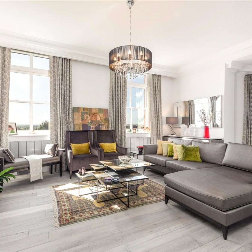 A stunning and spacious three bedroom apartment set within a gated development, benefitting with views across the communal gardens and off-street parking. - Photo 1