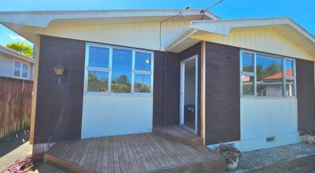 Warm, modern & spacious – your new Lansdowne home - Photo 3