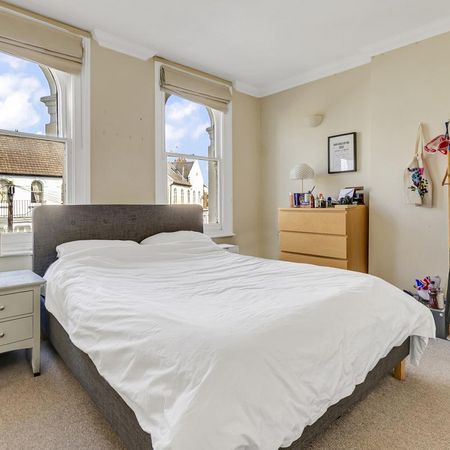 2 bedroom flat in London - Photo 4