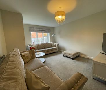 3 bedroom Detached House to let - Photo 2