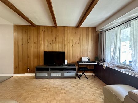 Spacieuse maison de 5 chambres avec garage et 2,5 salles de bains, offerte en location semi-meublée. - Photo 3