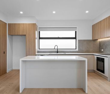 LIKE NEW TOWNHOME IN THE HEART OF ELTHAM VILLAGE SHOPPING CENTRE - Photo 2