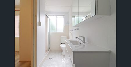 Spacious 1 Bedroom Unit In Prime Location! Close to Shops and Transport! - Photo 4