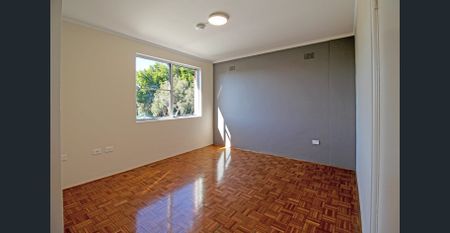 Large renovated one-bedroom unit off King Street - Photo 2