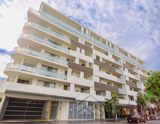 Brilliant Tile Floor 2 Bedroom Apartment, Superb Central Location! - Photo 1