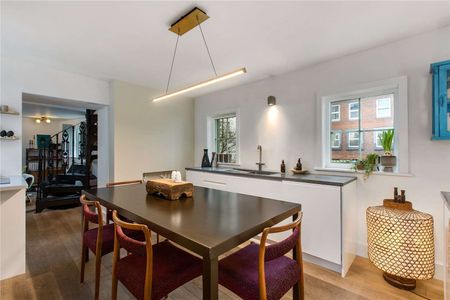 A beautifully presented, two bedroom conversion in The pantiles - Photo 2